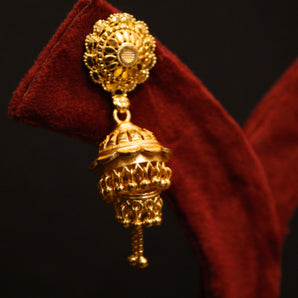 Aanandita Elegant Golden Jhumka