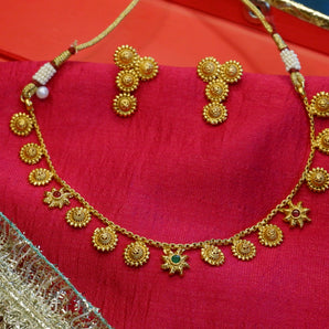 Aanandita mat flower necklace