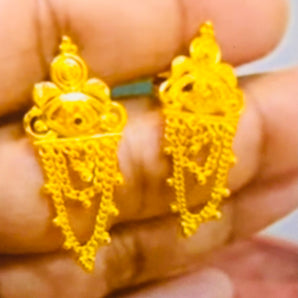 Aanandita gold wow latkan  earring