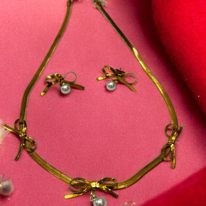 Aanandita gold cristmas necklace