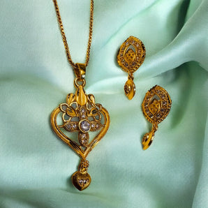 Aanandita Golden High Quality golden Diamond Pendent set