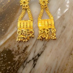 Aanandita Golden Beutiful Chaokar Nacklace Set