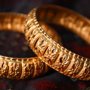 Aanandita Golden Royal Glittering Bangle