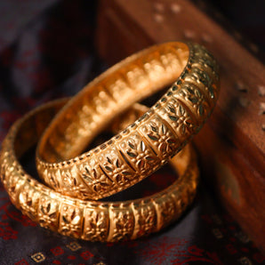 Aanandita Golden Royal Glittering Bangle