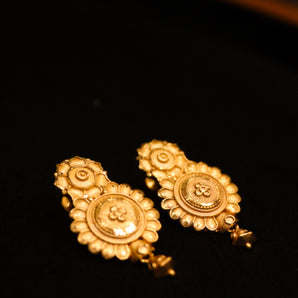 Aanandita Golden Look Traditional Tops Earrings